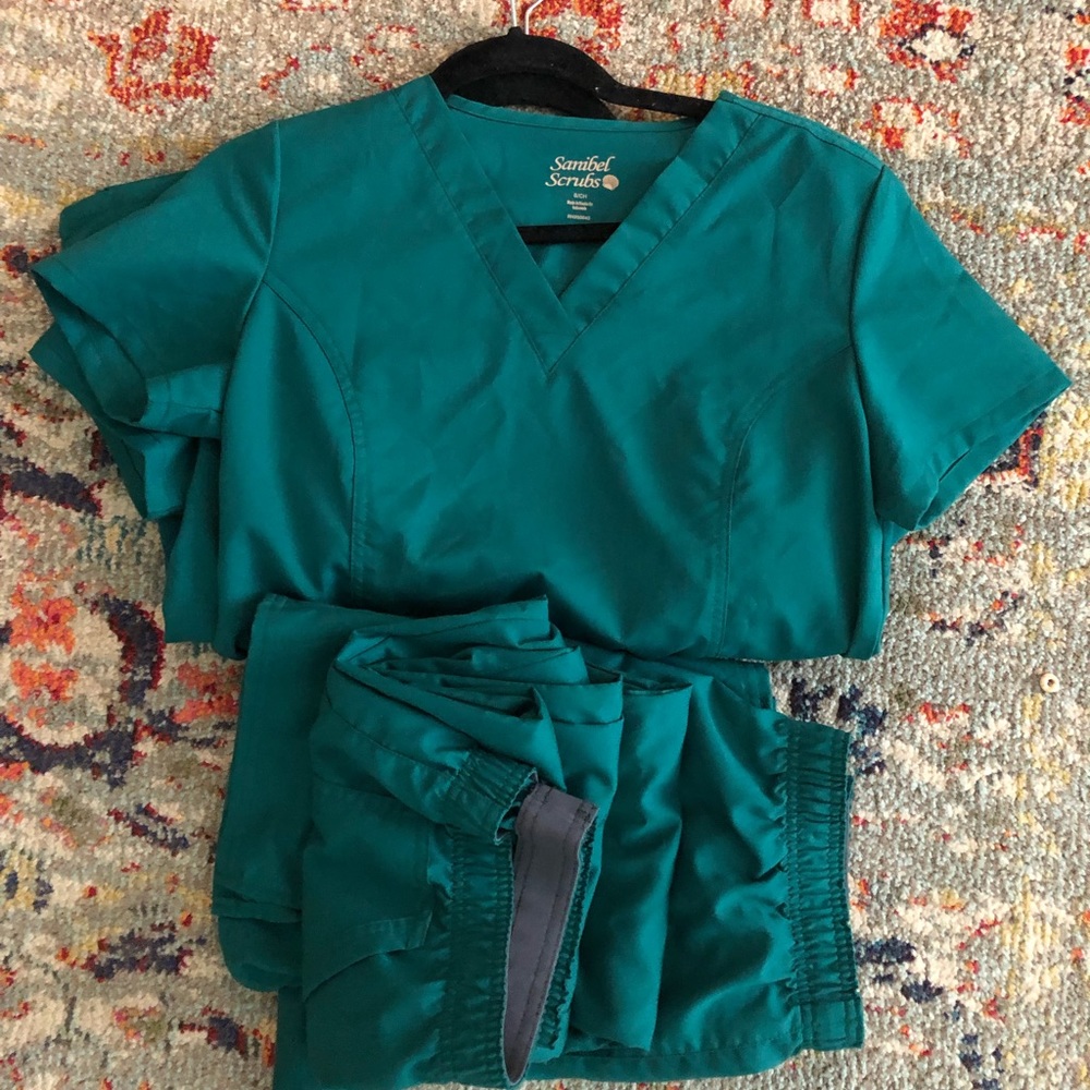 2 pairs of Scrubs, never worn!